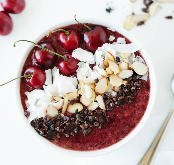 Vyšnių glotnučio dubenėlis (Smoothie Bowl)